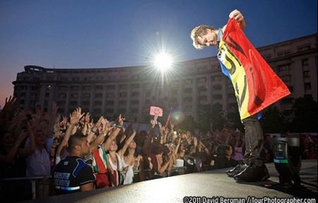 Jon Bon Jovi, înfăşurat în drapelul românesc, pe Facebook: &quot;Ce concert extraordinar!&quot;