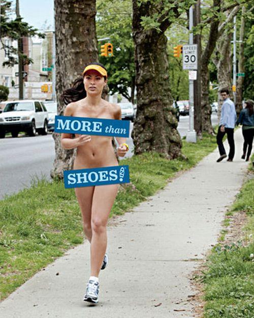 Nuditatea vinde: Fete dezbrăcate, fotografiate pe străzile din Manhattan 101078