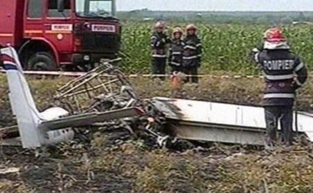 Un mort şi un rănit, în urma prăbuşirii unui avion de mici dimensiuni în judeţul Prahova