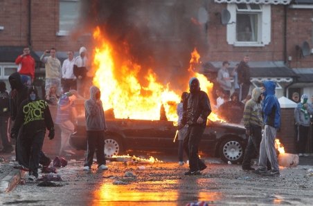 A patra zi de violenţe la Belfast s-a încheiat cu arestări şi zeci de răniţi
