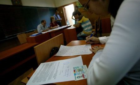 5.400 de profesori s-au retras din examenul de titularizare. 55 au fost eliminaţi pentru copiat