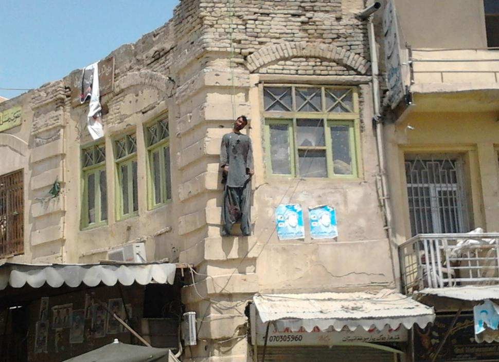 Imagini şocante: Bărbatul care l-a ucis pe fratele preşedintelui afgan, judecat şi spânzurat în piaţă 101315