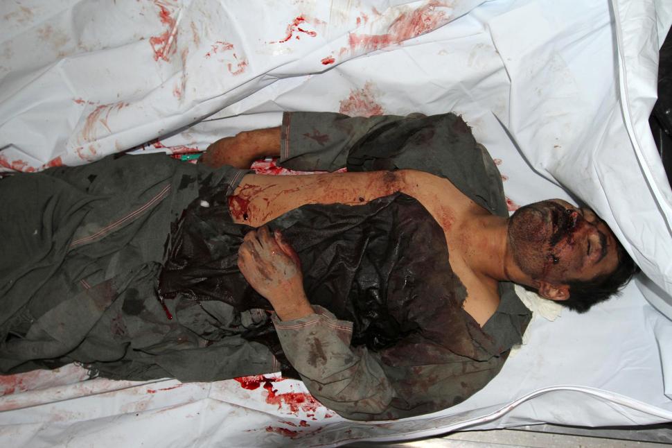 Imagini şocante: Bărbatul care l-a ucis pe fratele preşedintelui afgan, judecat şi spânzurat în piaţă 101317