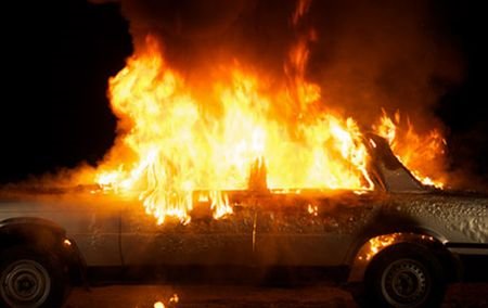 O maşină a luat foc într-o parcare din Timişoara