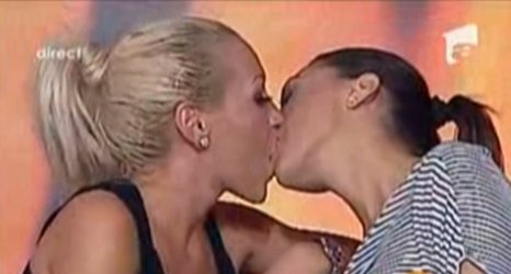 Show lesbi în direct: Fosta iubită a lui Ogică s-a sărutat cu o brunetă şi a recunoscut relaţia cu ea