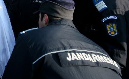 Braşov: Înjurături şi îmbrânceli între comercianţi şi jandarmi, la evacuarea unei pieţe