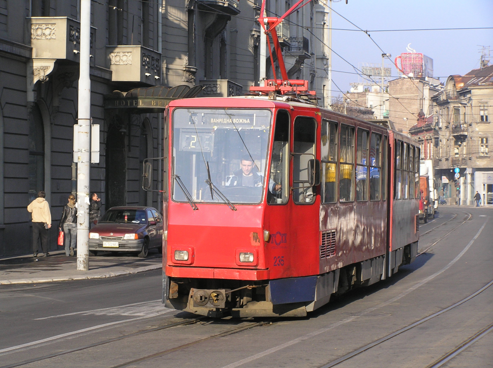 Un român a fost înjunghiat într-un tramvai din Belgrad, pentru banii din portofel