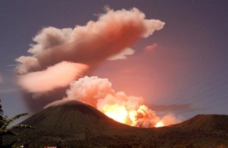 Erupţie a vulcanului Lokon în Indonezia. Norul de cenuşă a ajuns la 3.500 metri altitudine