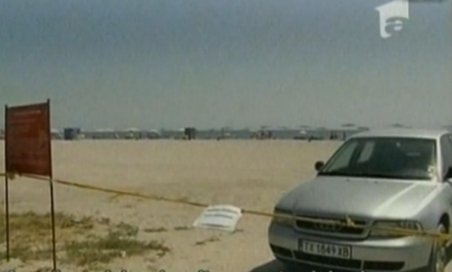 Pe plaja din Saturn, maşinile sunt parcate printre turişti