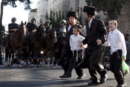 Ciocniri violente în Ierusalim, între forţele de ordine şi ultra-ortodocşi