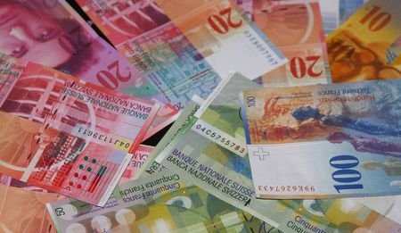 Rate mai mari la creditele în franci elveţieni. Moneda Elveţiei a atins un nou maxim istoric