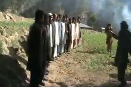 Talibanii au executat 16 poliţişti pakistanezi. Imagini şocante