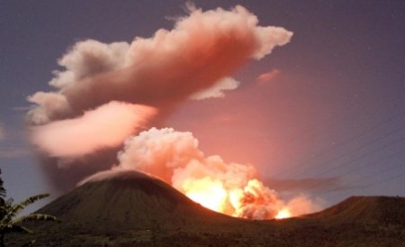 Vulcanul indonezian Lokon a erupt de două ori în jumătate de oră