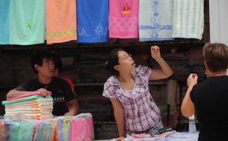 Comercianţii din China Town şi-au scos marfa la vânzare fără case de marcat, sub ochii lui Boc