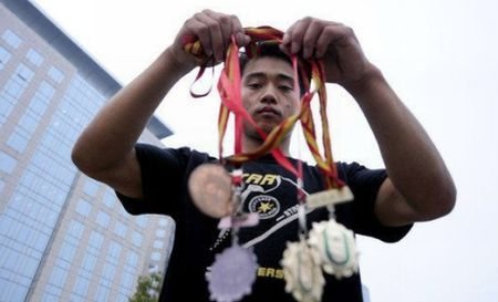 Un fost gimnast chinez, nevoit să cerşească pentru a supravieţui
