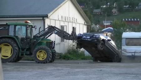Hoţ de maşini prins cu excavatorul de un norvegian nervos