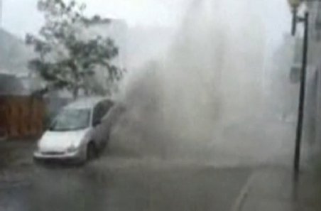 Imagini incredibile! O maşină ridicată de un jet de apă din canalizare