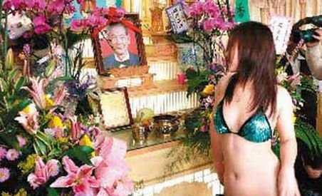 Ritual bizar de înmormântare în Taiwan: Striptease şi dansuri erotice