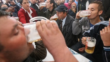 Românii îşi potolesc setea cu bere. Alcoolul deshidratează, spun medicii