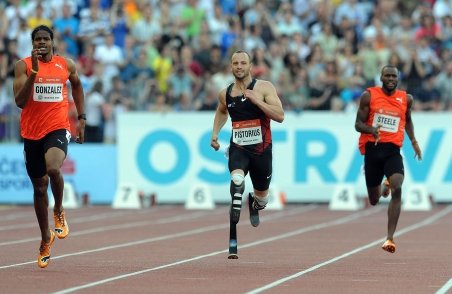 Sportivul cu proteze de carbon în locul picioarelor, Oscar Pistorius, s-a calificat la CM de atletism