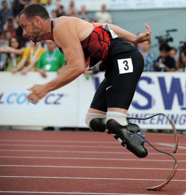 Sportivul cu proteze de carbon în locul picioarelor, Oscar Pistorius, s-a calificat la CM de atletism 101837