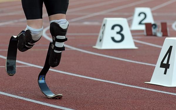 Sportivul cu proteze de carbon în locul picioarelor, Oscar Pistorius, s-a calificat la CM de atletism 101838