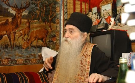Sute de români, adunaţi la Mănăstirea Sfânta Maria pentru a-l veghea pe părintele Arsenie Papacioc