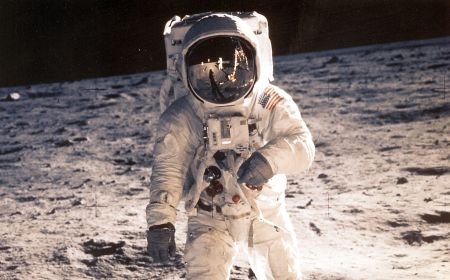 Un pas mic pentru om, un salt uriaş pentru omenire. 42 de ani de la primul pas al omului pe Lună
