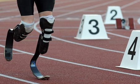 Atletul cu proteze de carbon în locul picioarelor, Oscar Pistorius, la Olimpiada din 2012
