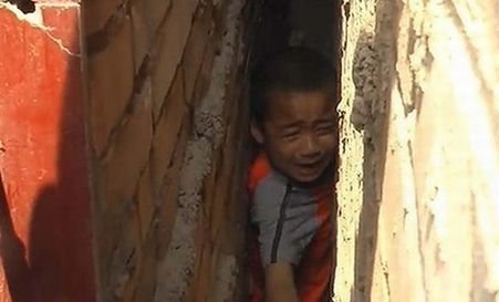 Un băiat chinez a rămas blocat între ziduri timp de 10 ore