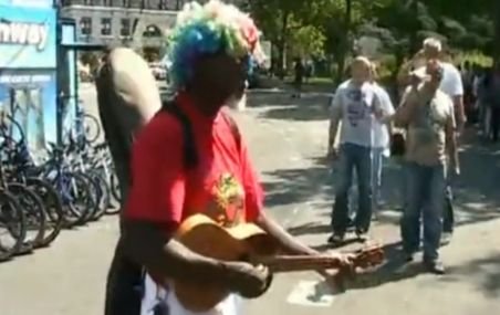 Un profesor de muzică improvizează un cântec despre România pe străzile din New York