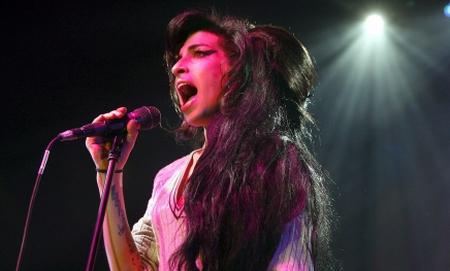 Ce a făcut Amy Winehouse cu 24 de ore înainte să moară. Vezi ultima apariţie scenică a artistei