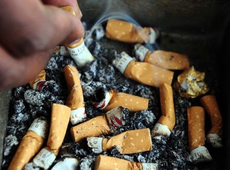 Specialişti americani: Fumatul poate duce la surzenie. Vezi aici de ce