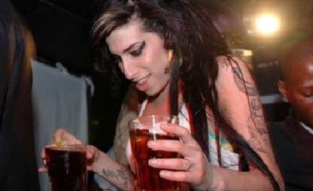 Amy Winehouse ar fi murit din cauza unui cocktail de droguri. Se așteaptă rezultatul autopsiei