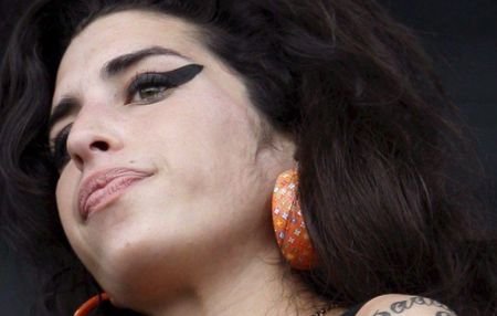 Amy Winehouse, înmormântată la cel mult 24 de ore după finalizarea autopsiei. Artista ar fi murit în somn 