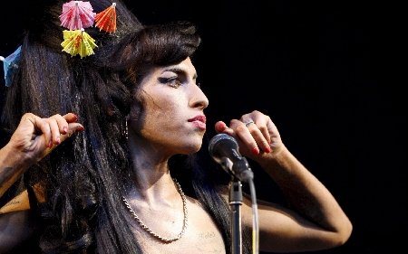 Moartea lui Amy Winehouse a crescut cu 37% vânzările la CD-urile sale