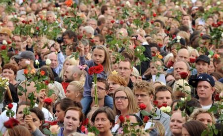 Peste 100.000 de oameni au ieşit pe străzile din Oslo, pentru a aduce un omagiu victimelor atentatelor