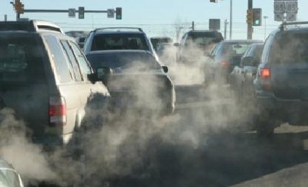 Cum reducem poluarea - taxe de parcare majorate şi autobuze alimentate cu ulei ars