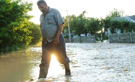 Sute de gospodării din Mureş, inundate în urma unei ploi de jumătate de oră