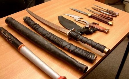 Săbii, topoare şi un pistol, descoperite în Deta. Vezi arsenalul găsit de poliţişti