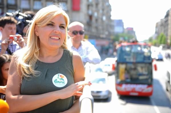 Traseu turistic al Capitalei, inaugurat de Udrea: 60.000 euro pentru autobuzele supraetajate timp de trei luni 102755