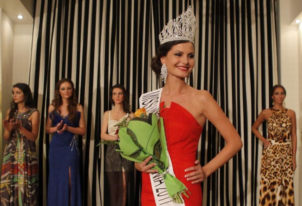A fost aleasă Miss Universe România. Vezi aici cine este tânăra câştigătoare 102923