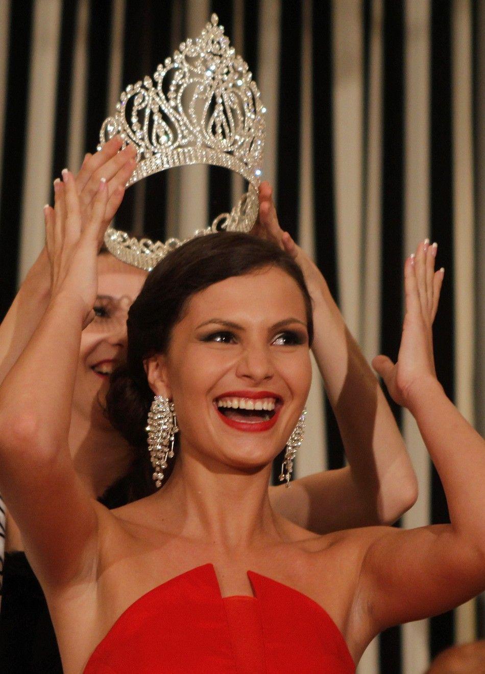 A fost aleasă Miss Universe România. Vezi aici cine este tânăra câştigătoare 102925