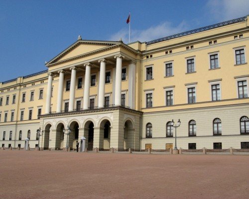Autorul masacrului din Norvegia urma să atace Palatul Regal şi sediul Partidului Laburist
