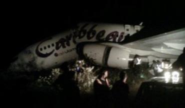 Un avion cu 163 de persoane la bord s-a rupt în două la aterizare. Nu au fost victime