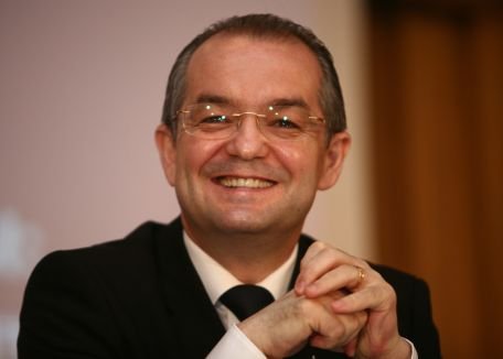 Emil Boc - sportiv, cântăreţ, muncitor, prim-ministru. Doar la popularitate mai are de recuperat