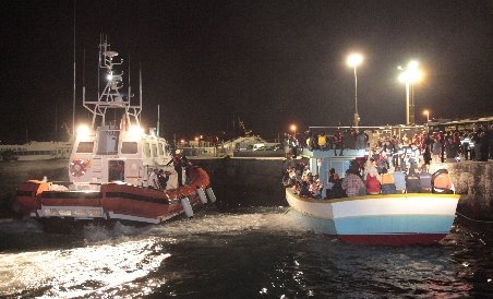 25 de imigranţi morţi, găsiţi de paza de coastă italiană pe insula Lampedusa