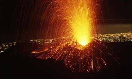 A erupt Etna: Vulcanul a aruncat flăcări şi lavă la peste 250 de metri în aer