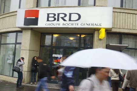 Jumătatea goală a paharului la BRD: Românii fug de noi împrumuturi. Partea plină: rămâne cea mai profitabilă bancă după reducerea provizioanelor