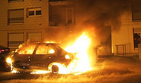 Maşina solistului de la Bere Gratis a fost incendiată